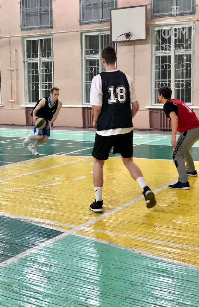 11 декабря в спортивном зале кафедры физического воспитания прошел межфакультетский турнир по стрит-баскету в рамках 72 спартакиады института. 11 декабря в спортивном зале кафедры физического воспитания прошел межфакультетский турнир по стрит-баскету в рамках 72 спартакиады института.